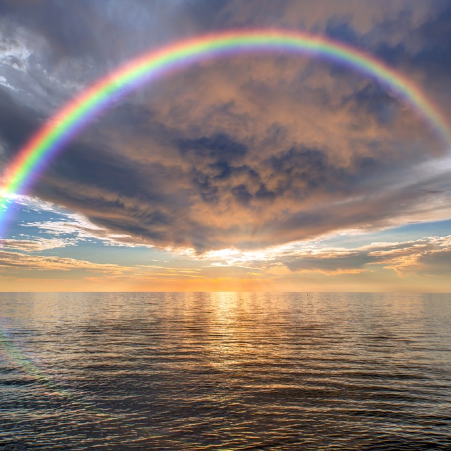 Ce poate fi mai frumos (și magic) decât să privești în același timp un apus de soare pe mare și un curcubeu în toată splendoarea sa? 