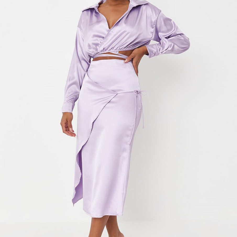 Fustă midi Missguided din satin în culoarea anului, very peri. Are un sistem de prindere inedit și o croială ușor evazată. 