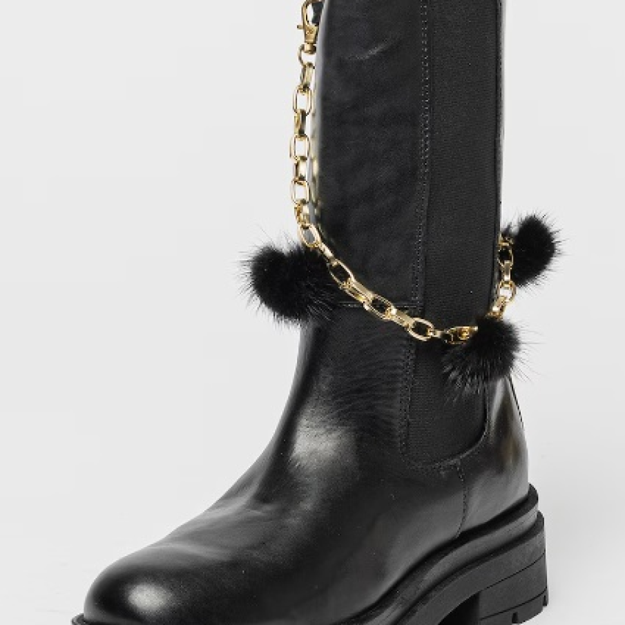 Cizme medii Tosca Blu, din piele, cu detalii din lanț și ciucuri negri decorativi care pun în evidență gamba 