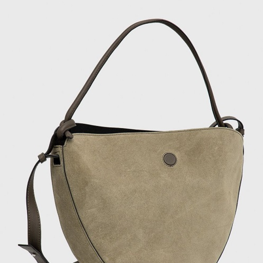 Geantă gri cârtiță semnată Marc O'Polo. Dispune de curea atașabilă lungă, cu mecanism de reglare.