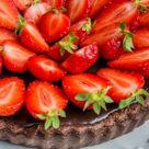 Desertul de duminica: tarta cu ciocolata si capsune