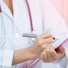 Medic: Tot mai mulți pacienți vin cu complicații, diagnosticați singuri și tratați greșit pentru hemoroizi