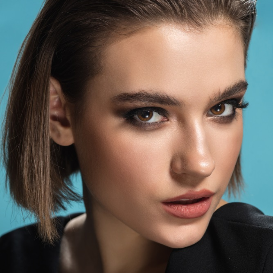 Machiaj modern pentru ochii căprui, cu nuanțe pământii de fard și sprâncene bine pieptanate