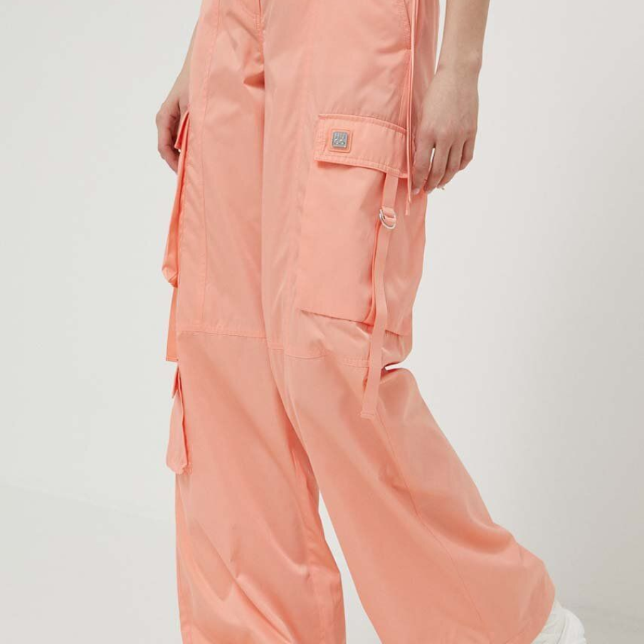 Pantaloni largi în stil cargo de la HUGO. Au talie înălțată și două buzunare laterale supradimensionate 