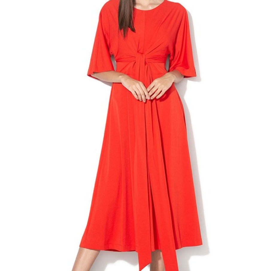 Lady in red: Rochie rosie cu decupaj pe spate 