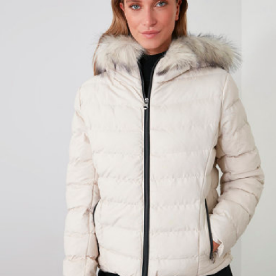 Geacă matlasată cu glugă și garnitură de blană sintetică