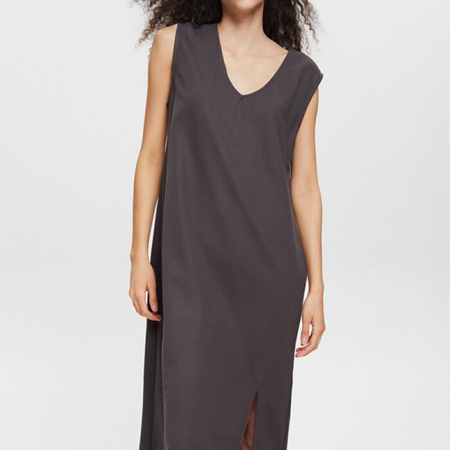 Rochie gri antracit, simplă și lejeră, cu decolteu în V, by Esprit. O poți accesoriza cu o geantă supradimensionată de vară și vei crea un look de efect. 