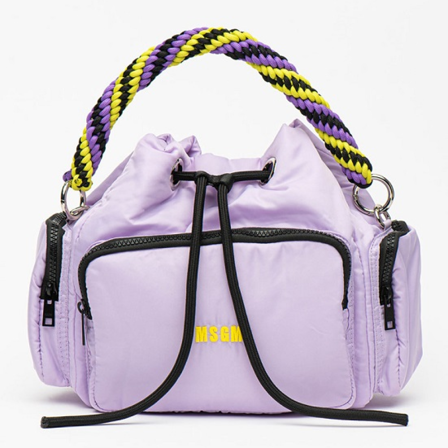 Borsetă MSGM într-o nuanță primăvăratecă de mov lila. Are buzunar frontal cu fermoar. 