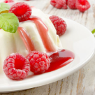 Desertul de duminica: Panna cotta cu zmeura