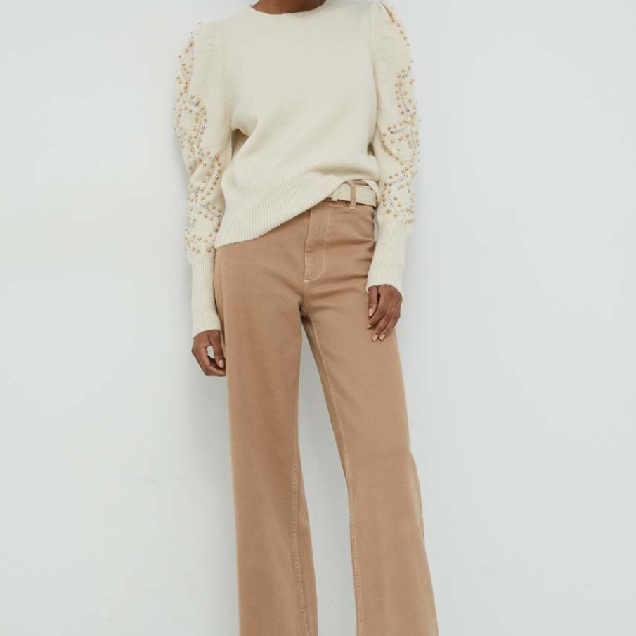 Pulover de lână bej light de la Answear Lab, confecționat din tricot subțire cu lână. Are mânecile lungi, decorate cu aplicații tip perle