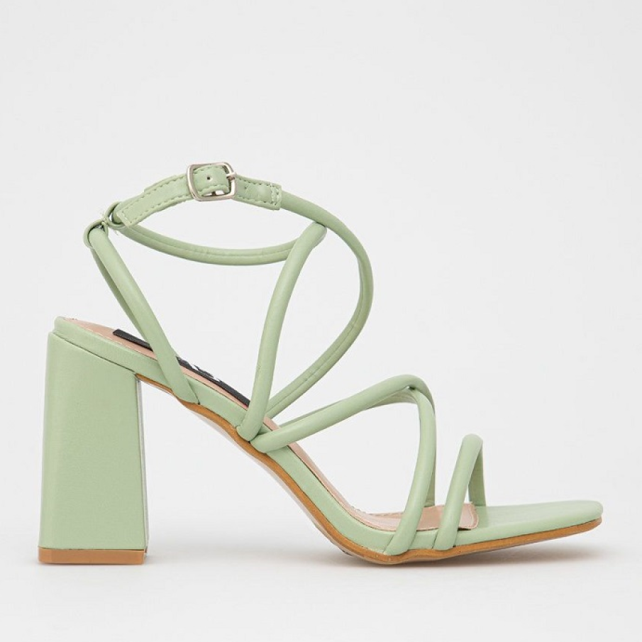 Sandale din piele întoarsă și toc gros din colecția Answear Lab. Se închid cu cataramă cu ac, iar tocul are o înălțime de 8,5 cm. 