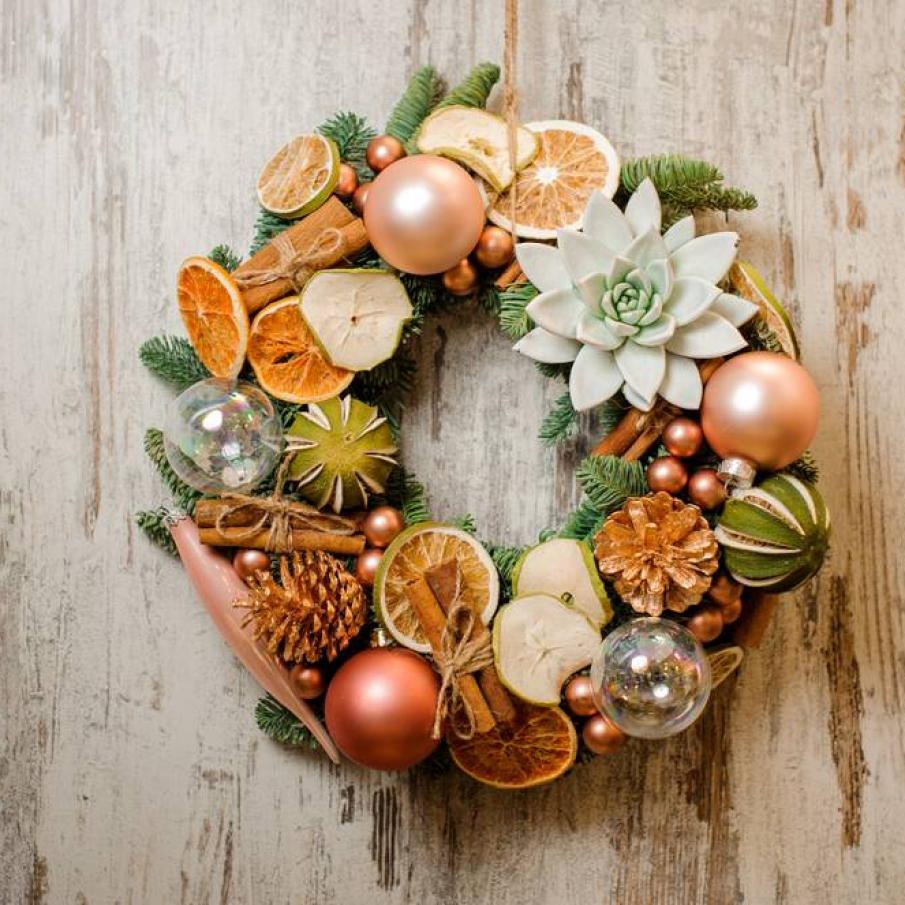 Coronita de brad cu globulete si fructe uscate 