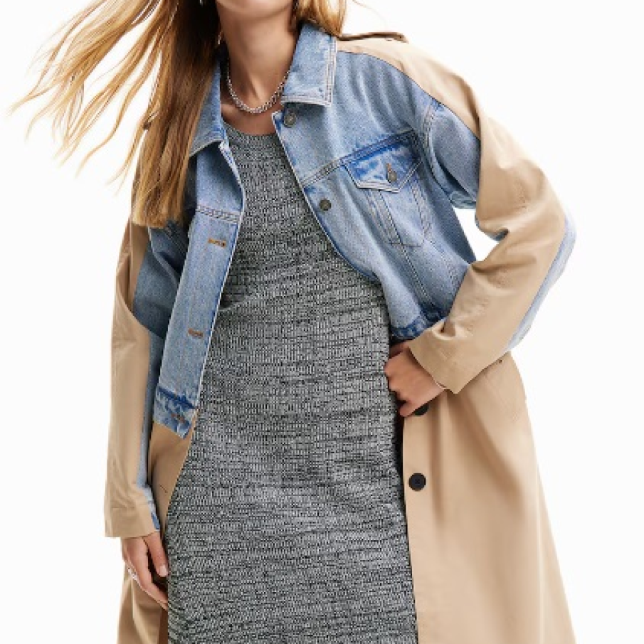 Trench bej cu segmente de denim în nuanță de albastru deschis by DESIGUAL 