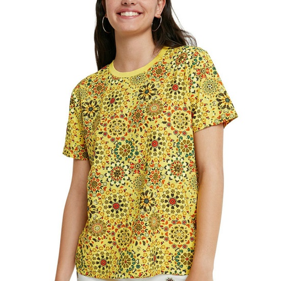 Tricou galben de la Desigual, cu superbe mandale decorative și motive geometrice