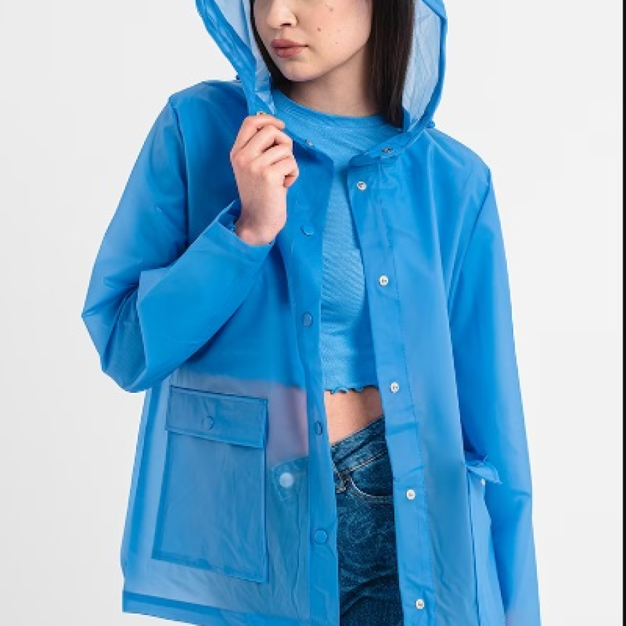 Pelerină de ploaie albastru lavandă, semitransparentă, cu buzunare cu clapă și glugă pentru a te proteja de ploaie