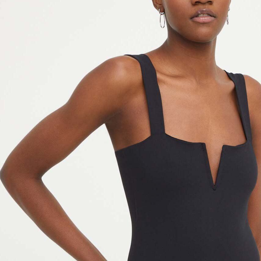 Body negru, simplu, din colecția Answear Lab, cu decolteu în V și două bretele groase 