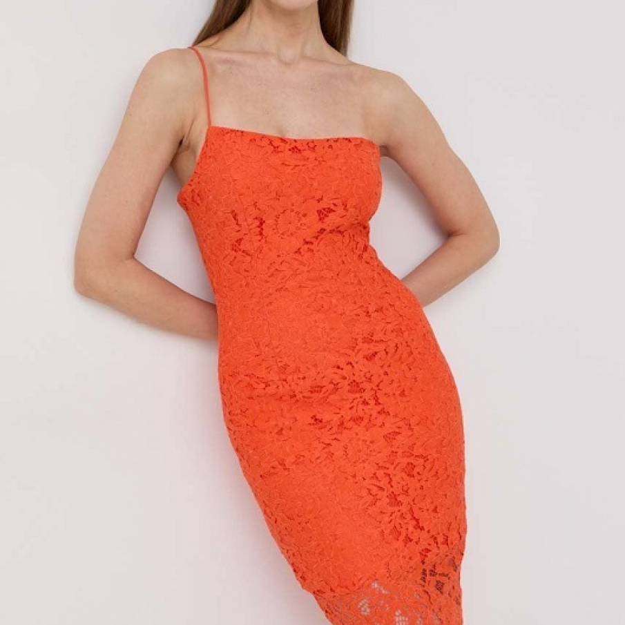 Această rochie Bardot din dantelă portocalie este o rochie statement. Este mulată, dispune de o singură bretea (reglabilă) și vei atrage toate privirile purtând-o.  