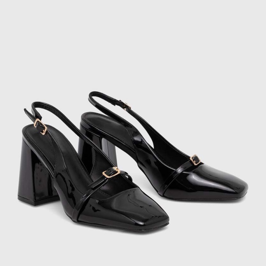 Pumps din colecția Answear Lab cu toc gros și drept, înalt. Au o curelușă cu cataramă decorativă frontal 