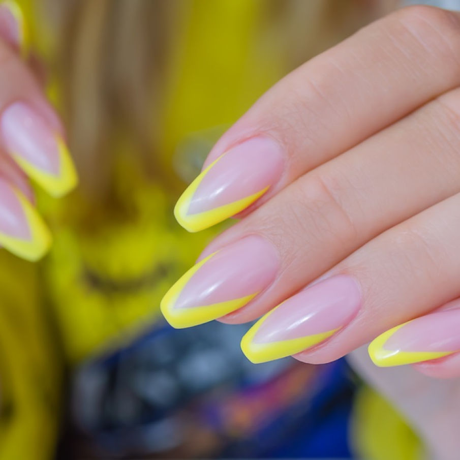 Manichiură french în stil balerină cu vârfurile de un galben vibrant, intens