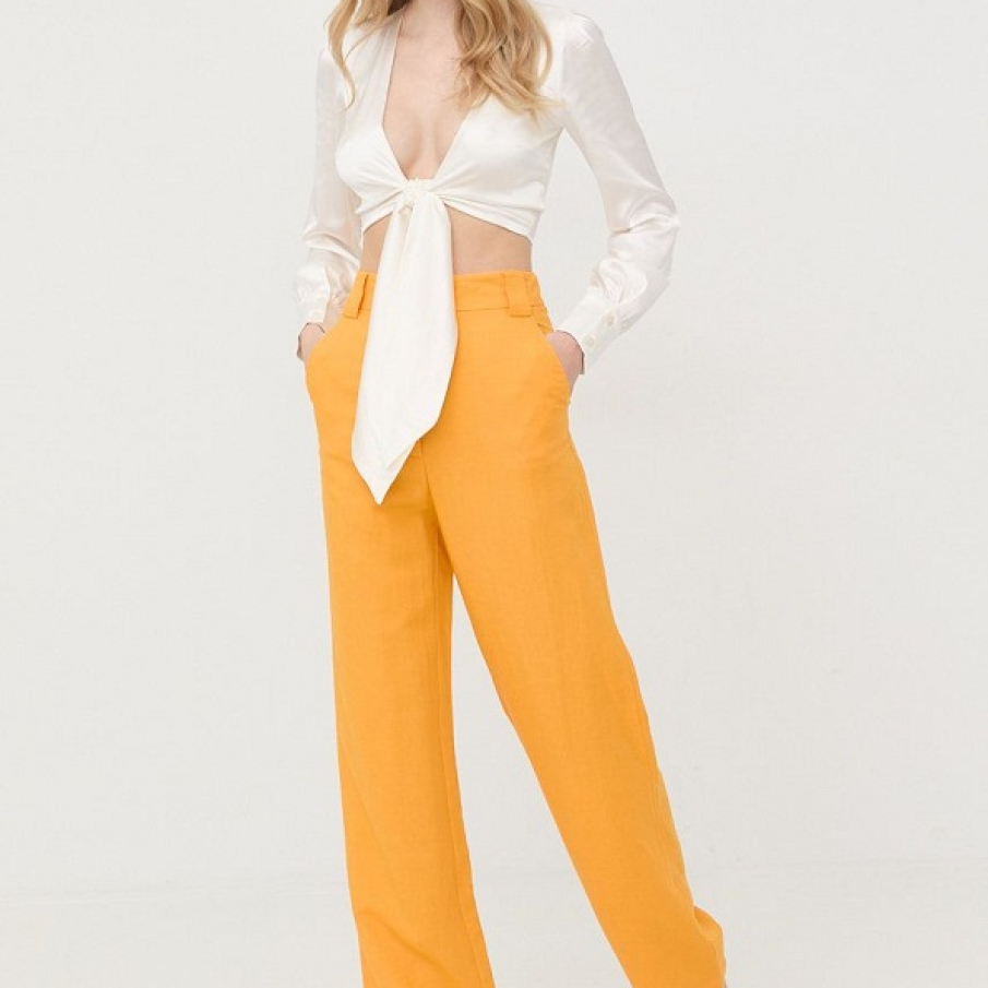 Oranjul stins, amintind de culoarea soarelui la asfințit, este o culoare în tendințe în această vară. Ar fi păcat să nu o adoptați și atunci când vine vorba de alegerea perechii potrivite de pantaloni. 