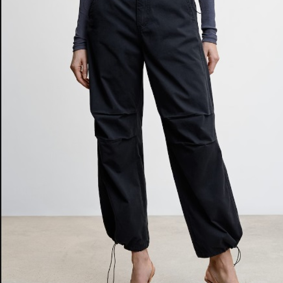 Pantaloni cargo cu talie medie, într-o nuanță uni de negru stins, de la Mango 