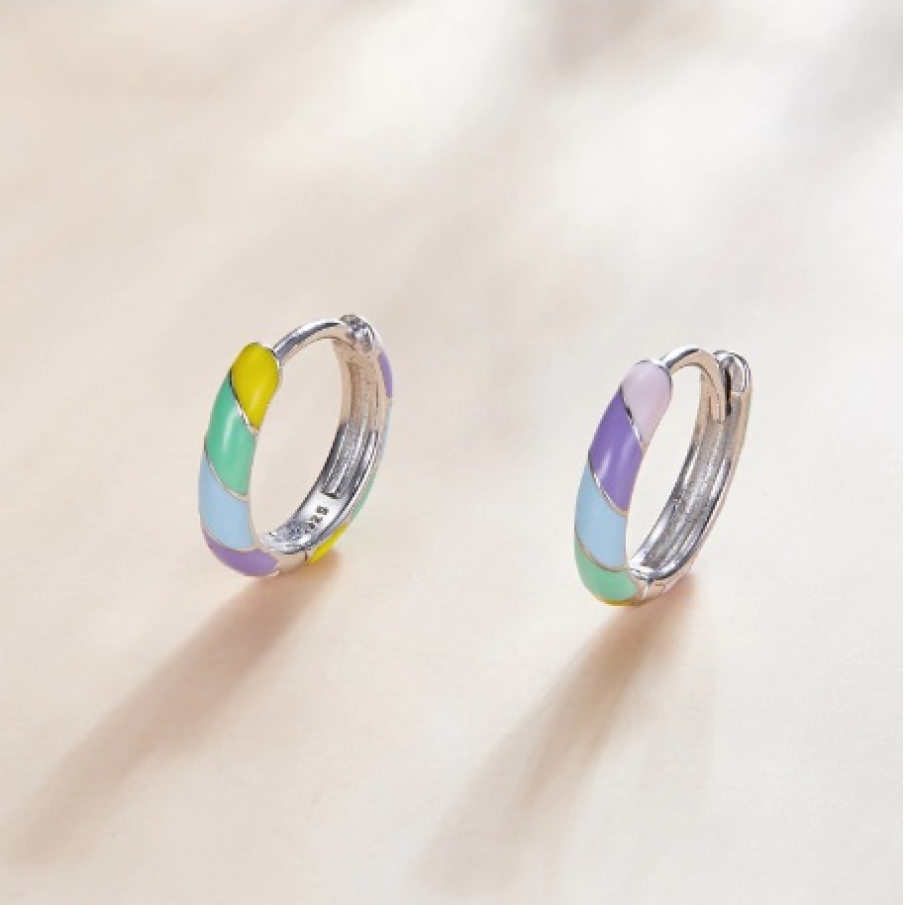 Cercei hoops multicolori din argint. Sunt delicați și oferă în același timp o pată de culoare.