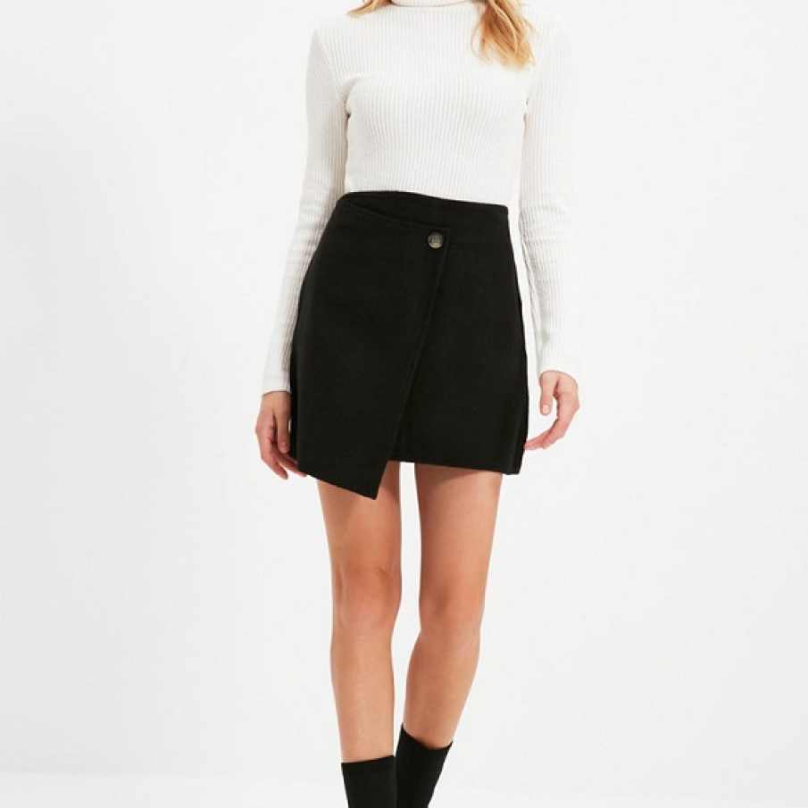 Fustă asimetrică dreaptă, cu suprapuneri și sistem de prindere cu nasture în față și fermoar în spate 