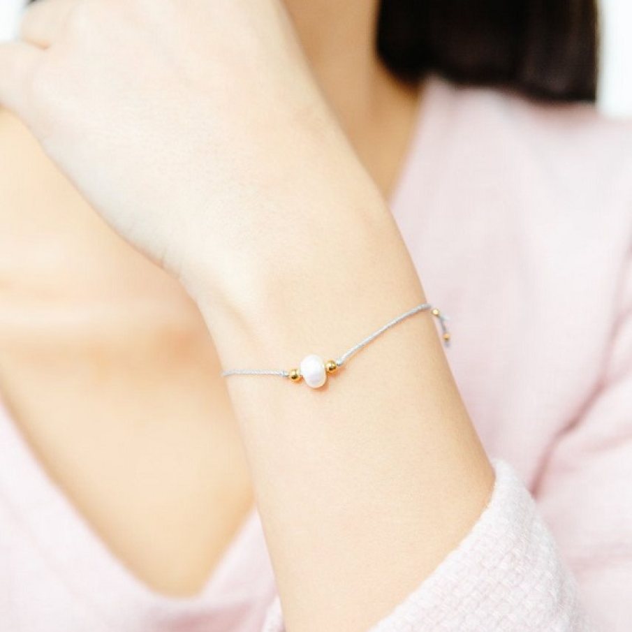 Brățară din material textil  cu elemente decorative din argint 925, acoperit cu aur de 24 de carate, și perle de apă dulce