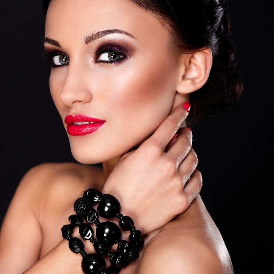 Mov prună intens pentru a scoate în evidență ochii verzi gri 