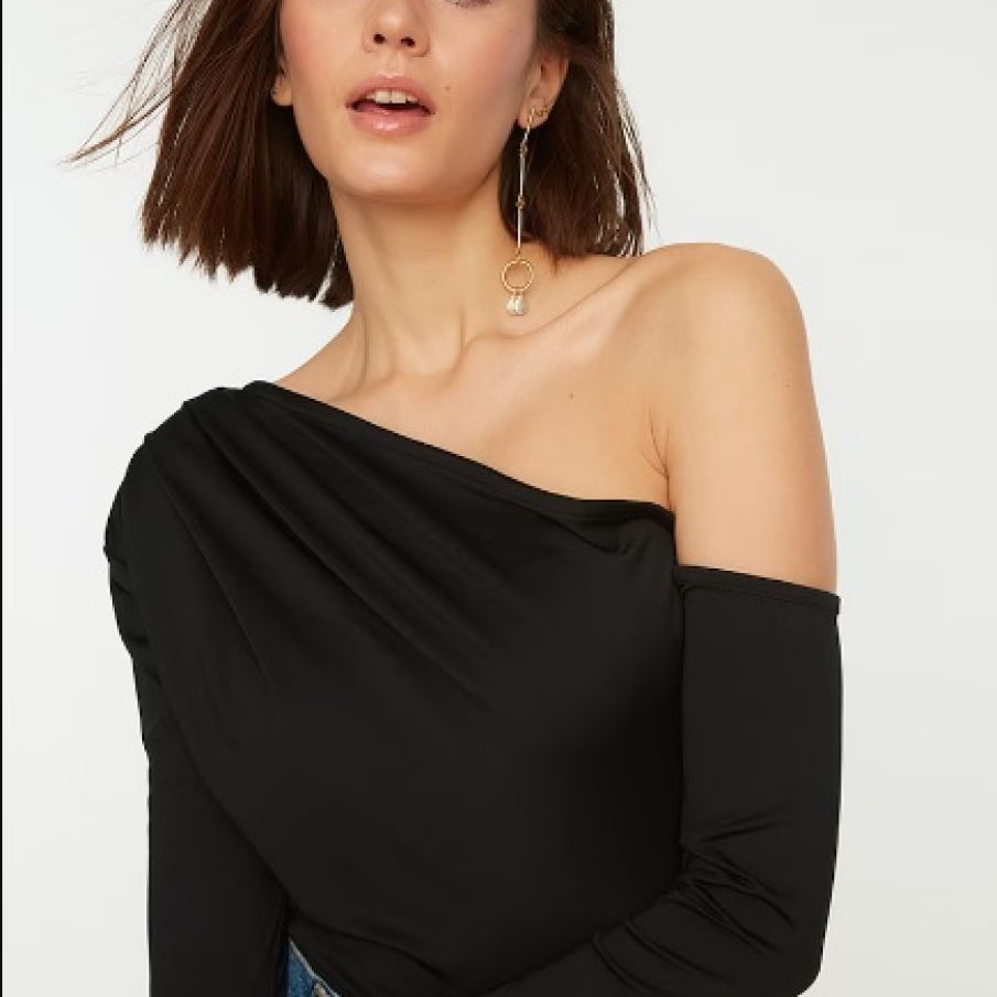 Body-bluza negru, simplu, fără imprimeu, cu decolteu pe un umăr, pentru un efect clasic, dar sexy în același timp 
