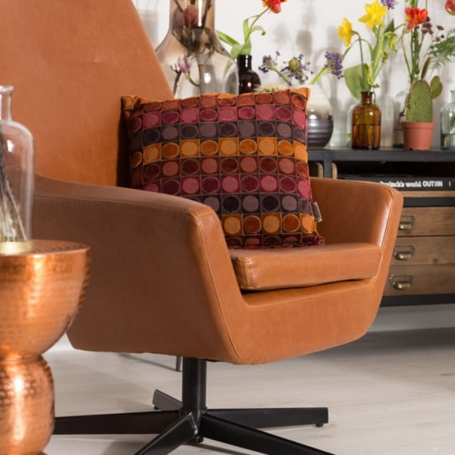 Pernă Dutchbone Ottava de formă pătrată, în nuanțe de roșu și portocaliu pentru a crea un efect cromatic contrastant plăcut