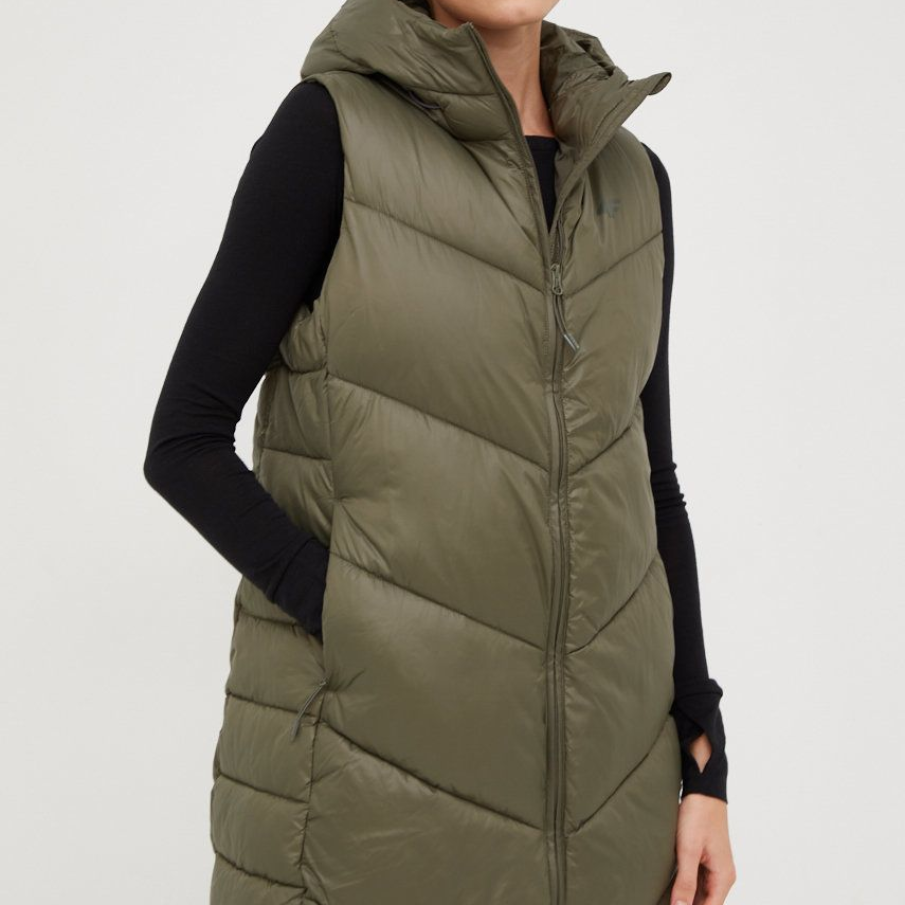 Vestă din colecția 4F, confecționat din material matlasat verde militar. Are închidere cu fermoar dublu și glugă nedetasabilă cu șnururi