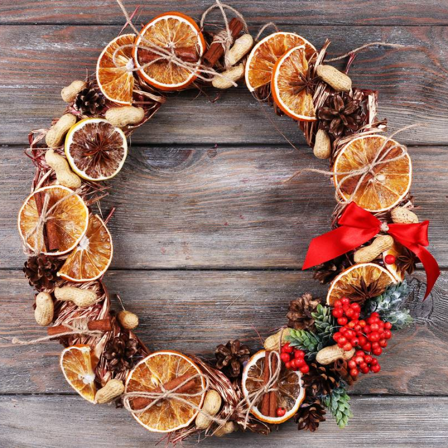 Coronita eco cu felii de portocale uscate, alune, conuri si batoane de scortisoara