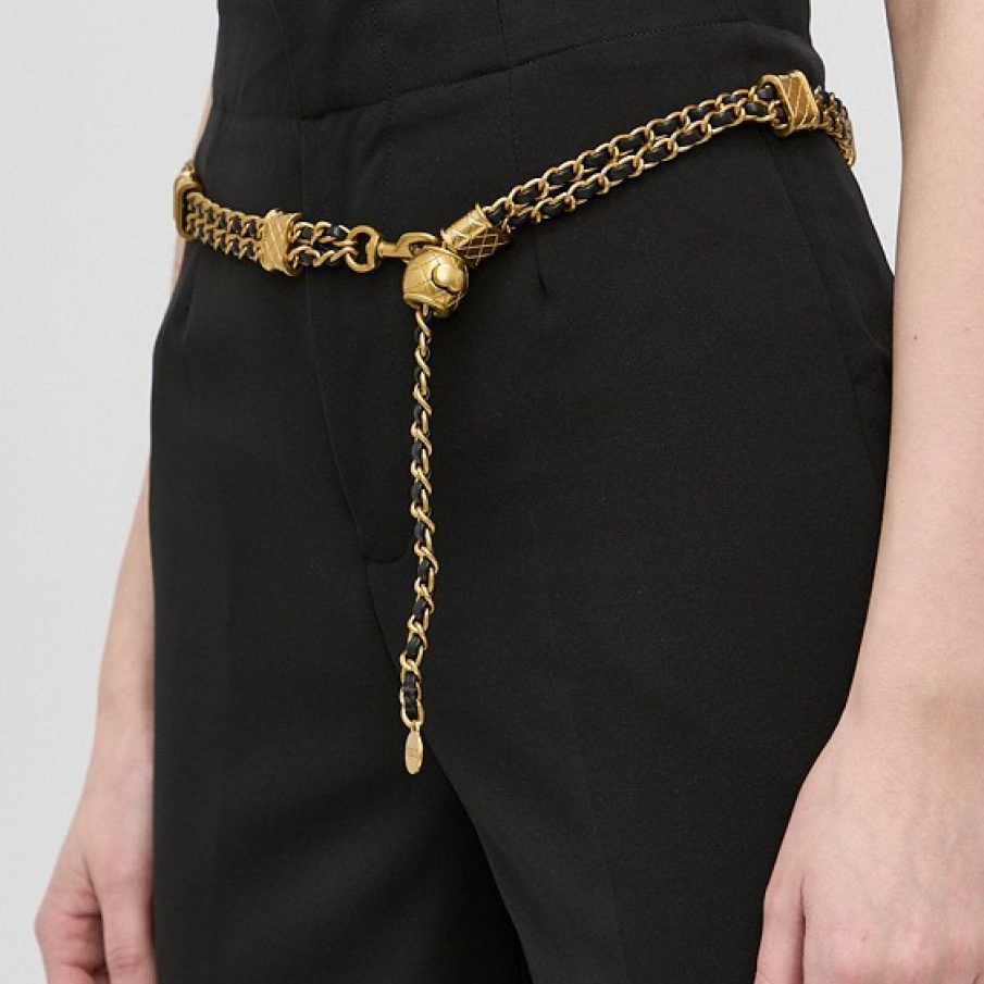 Curea Guess confecționată din material combinat cu lanțuri și zale. Perfectă pentru a fi purtată cu pantaloni, fuste sau rochii. 