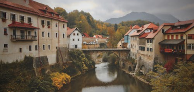 Dacă octombrie ar fi un anotimp în miniatură, cum l-ai vedea?