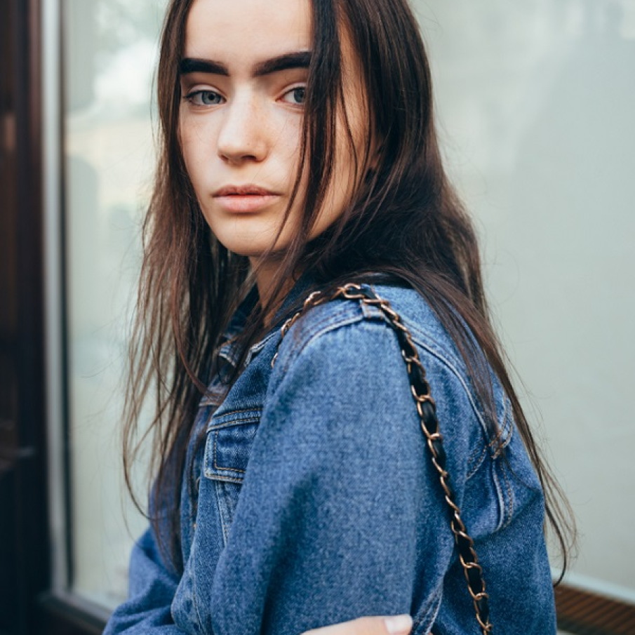 Îți poți lăsa părul să cadă pe umeri în voie și să prinzi în creștetul capului doar câteva șuvițe sub formă de moț și vei obține un look modern, în tendințe