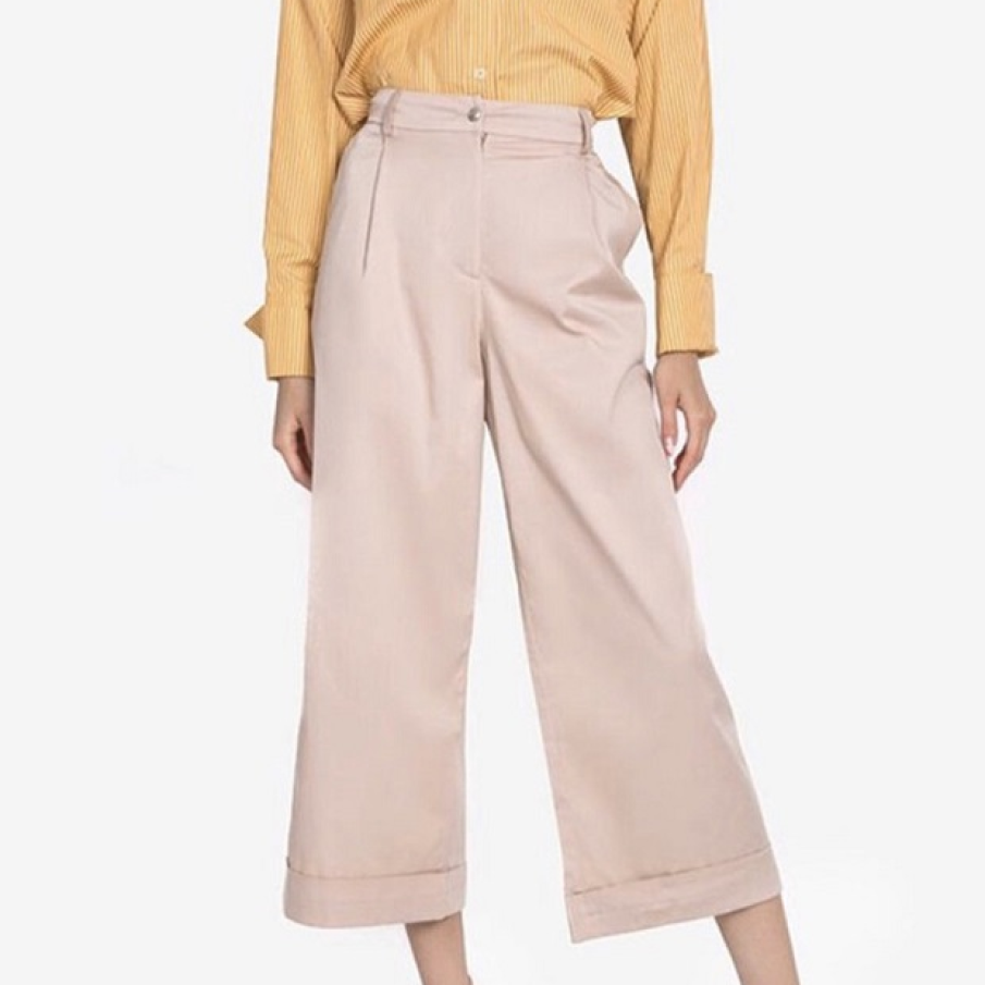 Pantaloni culottes Acob à porter, din bumbac, într-o nuanță de roz pal, pretabilă verii. Au o alură elegantă, deci pot fi purtați și cu încălțăminte eleganță sau cu toc. 