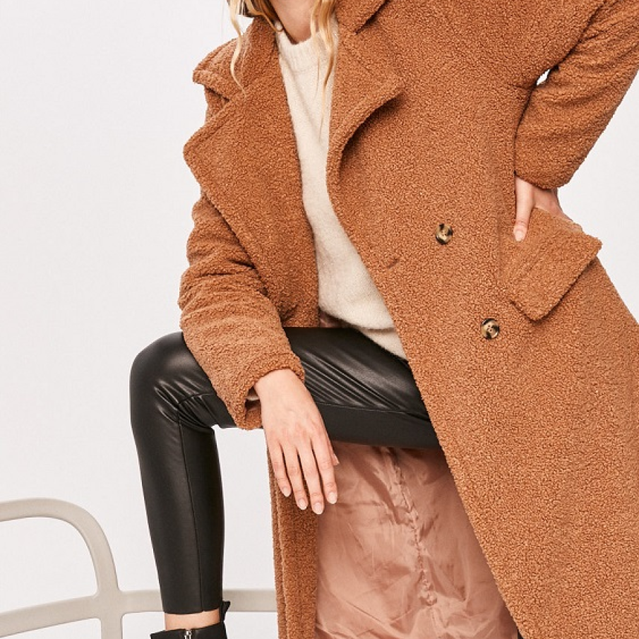 Paltonul tip teddy bear, mai ales în nuanțe caramel 