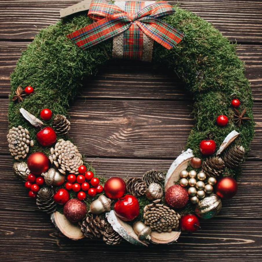 Coronita de Craciun cu muschi si elemente naturale 