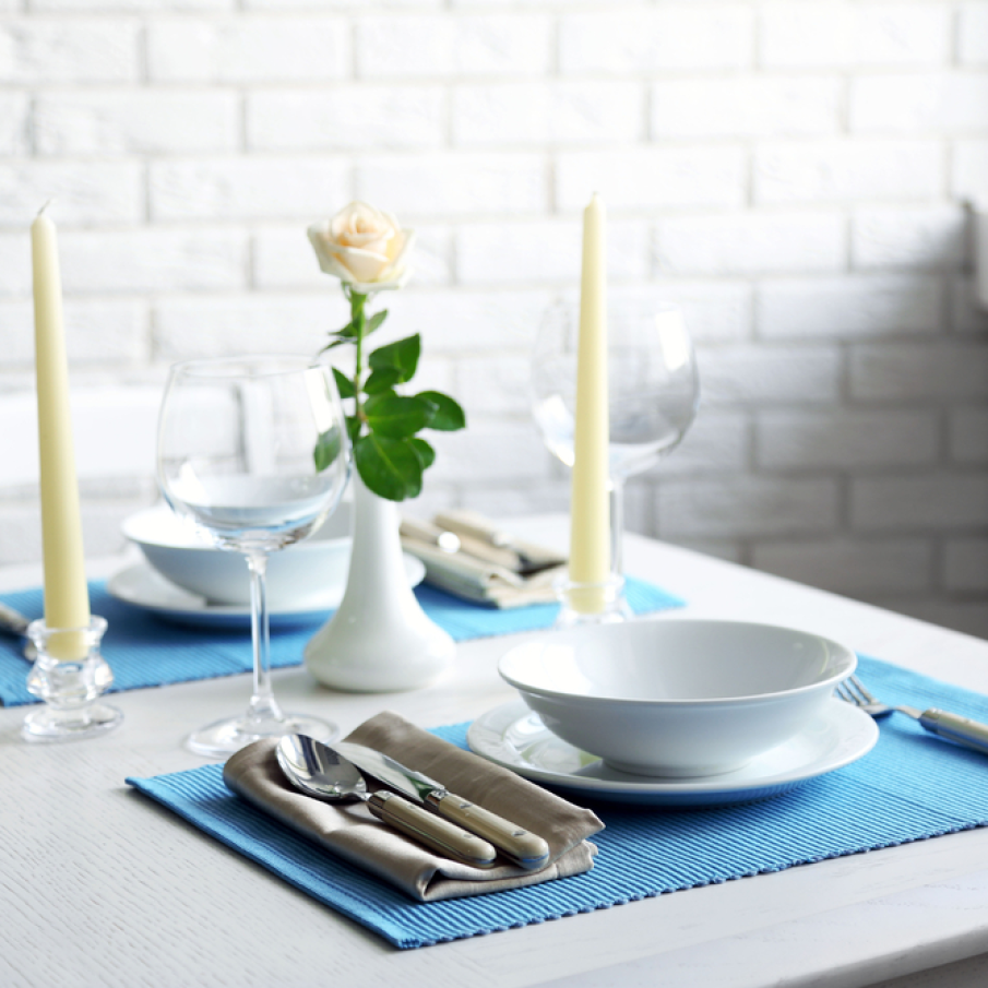 Vesela eleganta, alba, suporturi de lumanari si suport turcoaz pentru farfurii