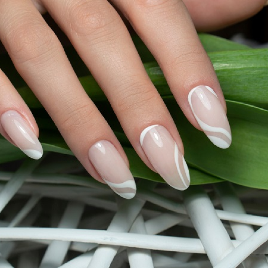 Manichiură franțuzească reinterpretată, cu spații negative maximaliste 