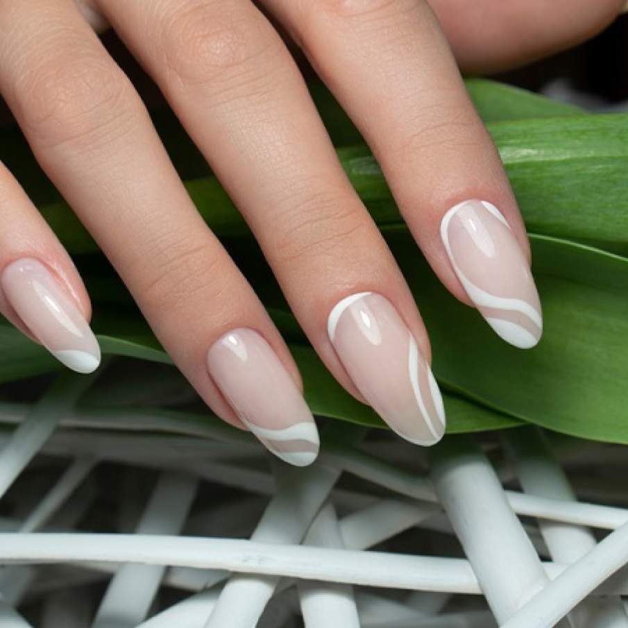 Manichiură franțuzească reinterpretată, cu spații negative maximaliste 