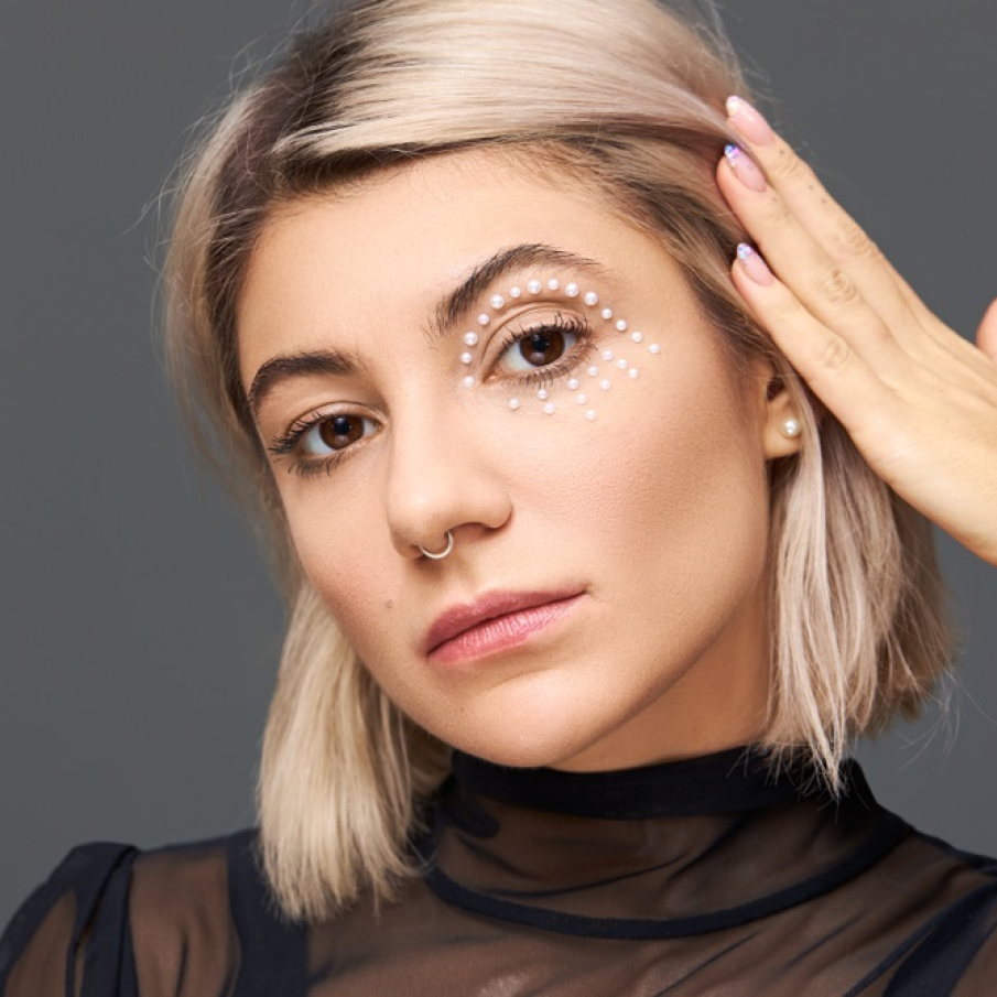 Perlele și imitațiile de perle albe nu și-au încetat supremația. Le regăsim în varianta minionă, aplicate concentric în zona ochiului 