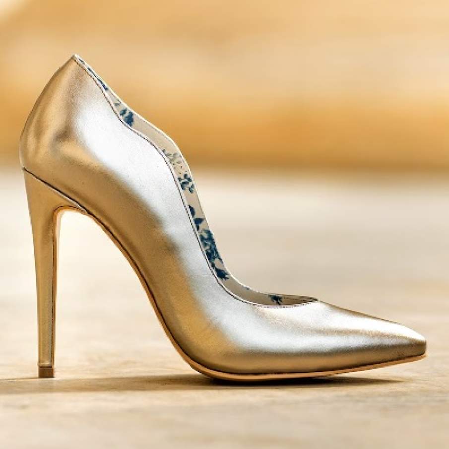 Pantofi stiletto marca CONDUR by alexandru, de piele, aurii, cu vârf ascuțit și toc cui 