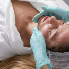 De ce ar trebui să apelăm la un peeling chimic și care sunt problemele de ten care pot fi tratate cu un astfel de tratament? Ne răspunde medicul dermatolog Adelina Vasilescu Dianu