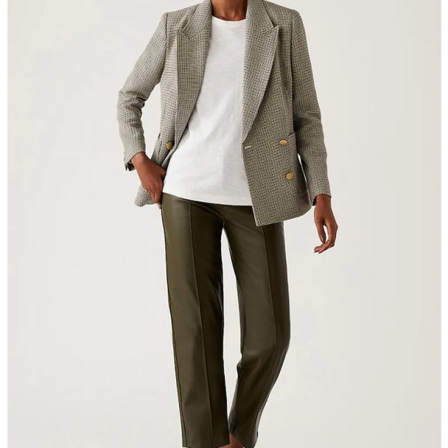 Pantaloni crop de piele ecologică în culoarea kaki de la Marks & Spencer  