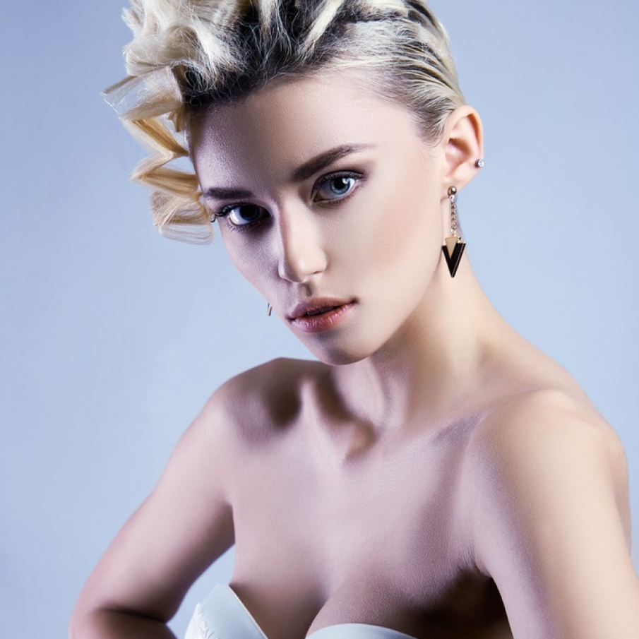 Bucle geometrice si neconventionale pe parul scurt 