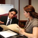 Femeile pot fi convinse mai usor fata in fata, barbatii prin e-mail 