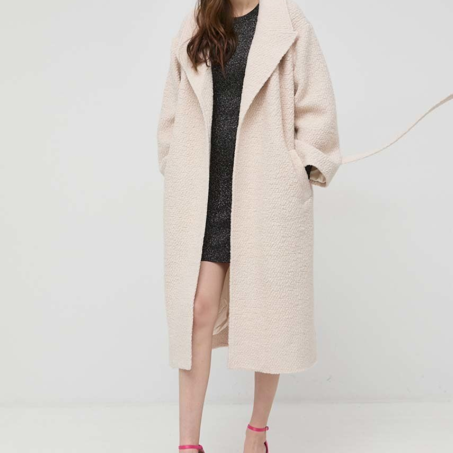 Palton deschis la culoare, cu 50% lână Notes du Nord, având o curea în talie pentru a o pune în evidență 