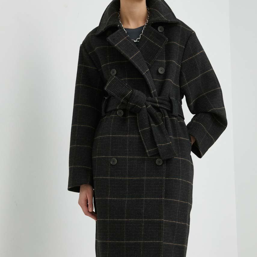 Palton Mustang din material cu  27% Lână, de tranziție, în carouri mari și finuțe, cu două rânduri de nasturi și cordon în talie